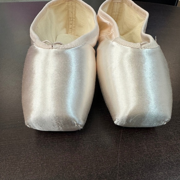 Discontinued Saphir Drawstring Pointe Shoes - Exclusive Style - Picture 3 of 4